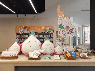 外埔分館火龍果一家四口的秋日野餐情境,傳遞秋日豐收悅讀氣氛