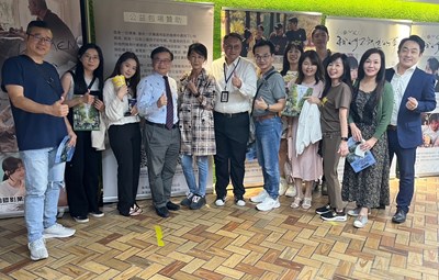 國片《Woman我們不知道的事》台中首映 新聞局長鄭照新(左6)與本片演員應采靈(左5)、姜康哲(右4)及出品人牛耳藝術渡假村董事長黃碩基(右4)及相關貴賓合影支持