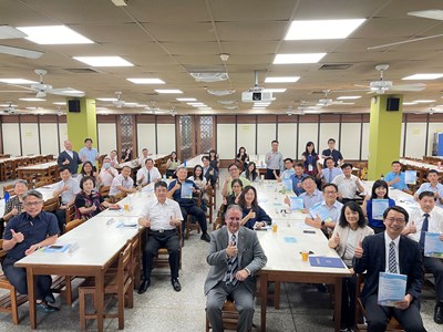本市高中職校長踴躍參與Tom D'Amico局長專題講座,收穫滿滿,會後歡樂合影