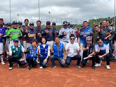 台中市主委盃慢速壘球錦標賽熱鬧開打,出席來賓為選手加油打氣