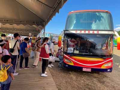 市府規劃充足接駁班次維持穩定發車,花海首周交通接駁秩序良好