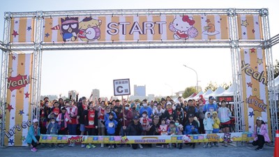 超可愛!三麗鷗明星現身臺中中央球場 4,000親子同歡起跑