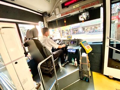 曾擔任派出所所長的郭民宗,榮退後轉換跑道擔任公車駕駛,乘客肯定服務專業又用心