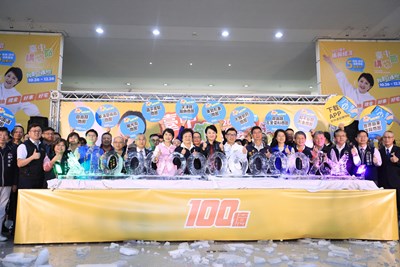 破紀錄!台中購物節23天達標百億 盧市長抽出第1位百萬現金得主