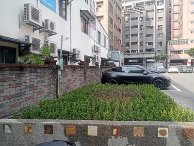 市府大力推動綠美化,於停車場等處擴大植栽綠圍籬,讓停車場變成小綠洲