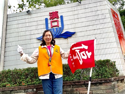 台中市西屯區漢口國中導護志工范蓮嬌,擔任導護志工32年,今年獲交通部頒發「金安獎」榮譽。